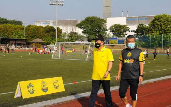 Hamidin (kiri) ketika mengadakan lawatan ke Stadium Panasonic Shah Alam bagi menyaksikan aksi Liga Superimau pentas mengilap bakat pemain muda negara.