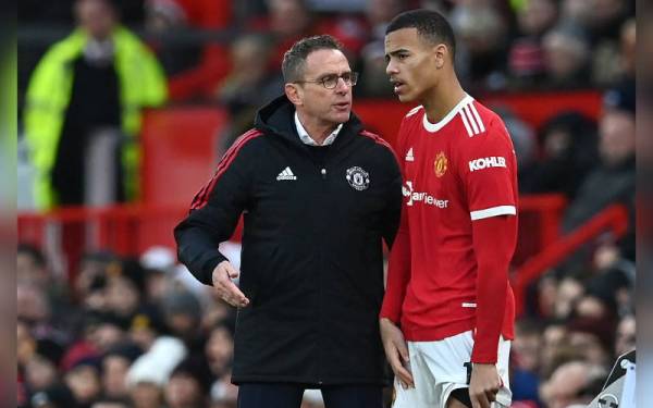 Pengendali sementara Manchester United, Ralf Rangnick (kiri) ketika menurunkan Greenwood semasa aksi Liga Perdana Inggeris (EPL) menentang Crystal Palace di Old Trafford pada 5 Disember lalu. - Foto AFP