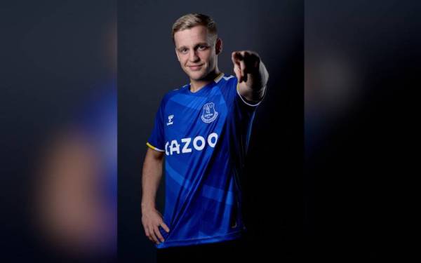 Van de Beek kini menggalas cabaran Everton.