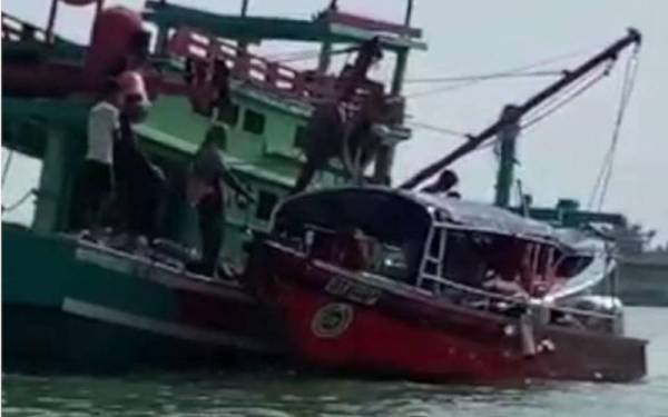 Bot pelancong terlibat dalam insiden pelanggaran dengan sebuah bot nelayan di muara Sungai Besut di Jeti Pelancongan Kuala Besut petang Isnin. - Foto Astro Awani 