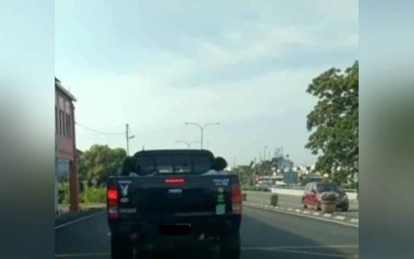 Rakaman video memaparkan dua kanak-kanak perempuan berada di ruangan belakang sebuah pacuan empat roda tanpa pengawasan di lampu isyarat Simpang Tiga Jalan Jitra, Kubang Pasu pada Isnin.