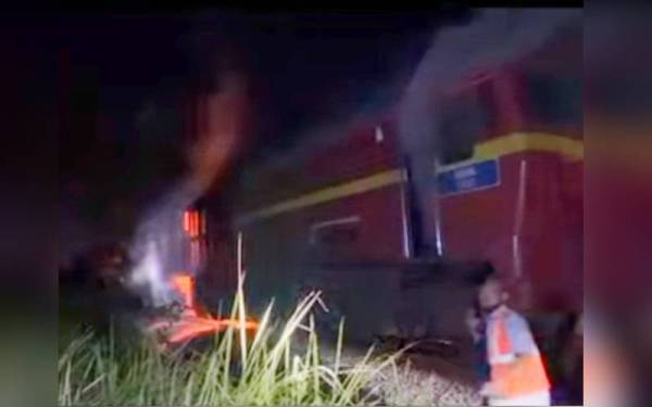 Kira-kira 180 penumpang perkhidmatan kereta api ekspres dari Tumpat ke Johor Bahru berdepan detik cemas apabila bahagian enjin kenderaan itu yang membawa 13 gerabak terbakar di Kampung Anok Machang, Sungai Keladi, Pasir Mas pada Selasa.