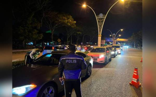 Op Mabuk dijalankan polis bersama AADK dan JPJ di Jalan Sultan Azlan Shah di sini tengah malam Rabu.