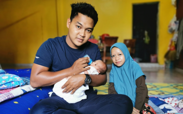 Syakila Norazma Amira dan suami, Muhammad Azri bersama bayi sulung mereka ketika ditemui di Kampung Pengkalan Ajal, Hulu Terengganu.