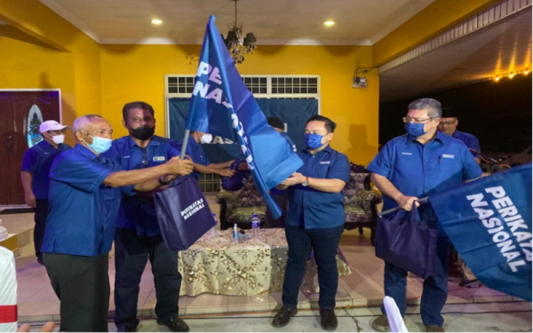 Wan Saiful (dua dari kanan) dan Saifuddin (kanan) melancarkan program Jelajah Penerangan Isu Semasa di Kampung Parit Haji Ali, Muar pada malam Rabu.