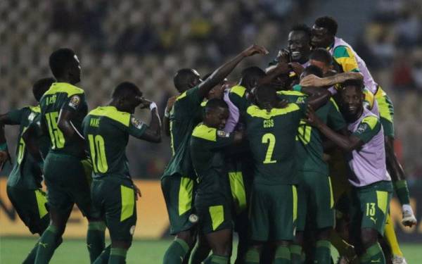 Pemain Senegal meraikan kejayaan mengatasi Burkina Faso dalam saingan Piala Negara-Negara Afrika di Stadium Ahmadou Ahidjo, Yaounde, Cameroon.