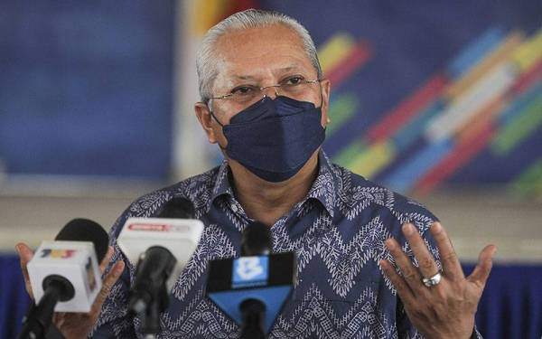 Annuar pada sidang media selepas merasmikam Mesin ATM Beras parlimen Ketereh di Dewan Tun Abdul Ghaffar Baba, Kompleks Yayasan Kemiskinan Kelantan (YKK) Melor hari ini. - Foto Bernama