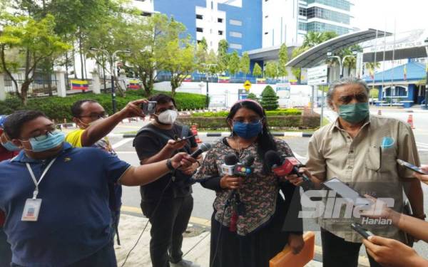 Lalitha (dua dari kanan) bersama peguamnya, Manjeet Singh ketika sidang media di hadapan Ibu Pejabat Polis Bukit Aman, pada Khamis.