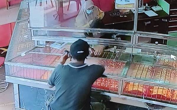 Perbuatan suspek berjaya dirakam CCTV sebelum melarikan barang kemas dalam kejadian pada 24 Januari lalu.