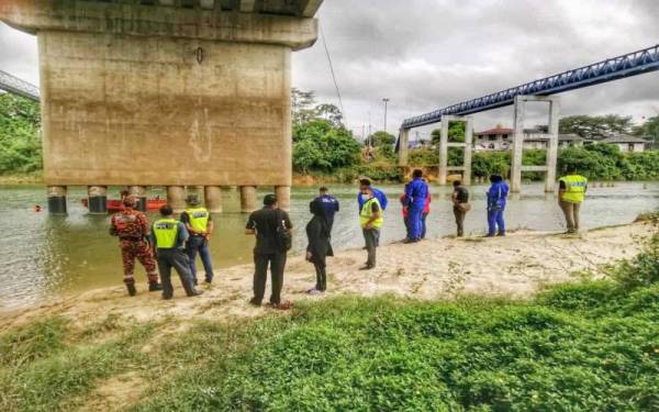 Pasukan penyelamat bertungkus lumus menjalankan operasi mencari dan menyelamat mangsa yang dikatakan terjatuh dari jambatan Sungai Besut. - Foto ihsan pembaca