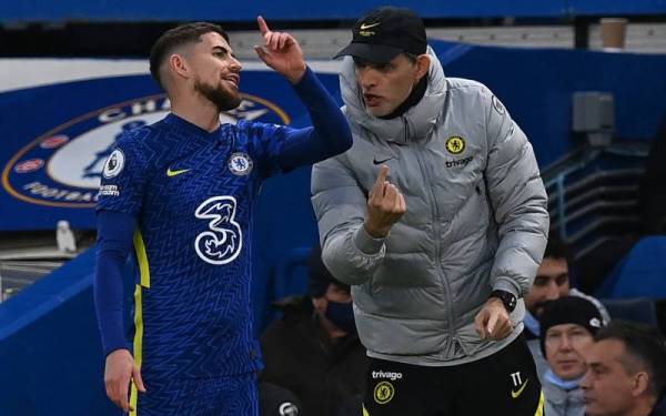 Tuchel (kanan) memperkatakan sesuatu kepada pemain tengah Chelsea, Jorginho semasa aksi Liga Perdana Inggeris di Stamford Bridge, London. - Foto AFP