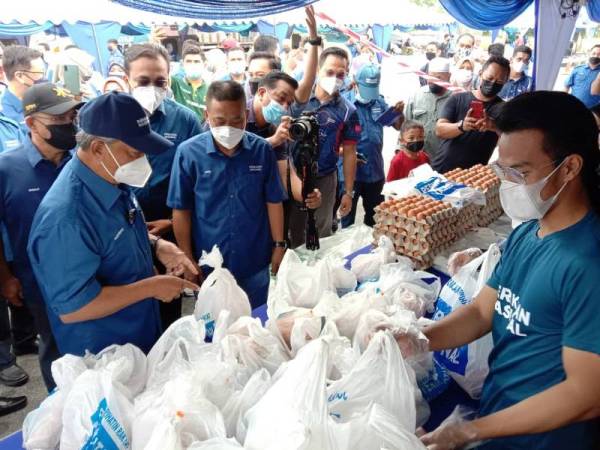 Muhyiddin beramah mesra dengan peniaga sebelum Pelancaran Jualan Prihatin Rakyat di Dataran Pagoh Jaya, Muar, pada Jumaat