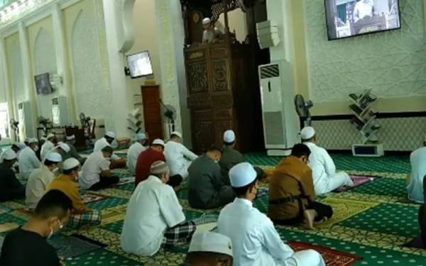 Khatib Masjid Muhammad Al-Fateh, Taman Jati di sini membacakan teks khutbah Jumaat bertajuk Penyakit Kanser.