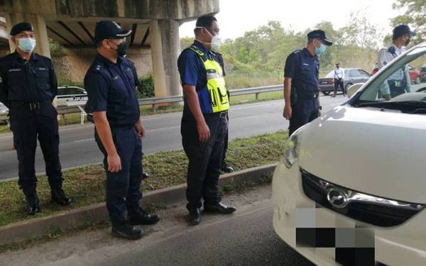 Mohd Adli (tiga dari kanan) memantau kenderaan ketika mengetuai operasi bersepadu penguatkuasaan trafik di Hulu Terengganu.