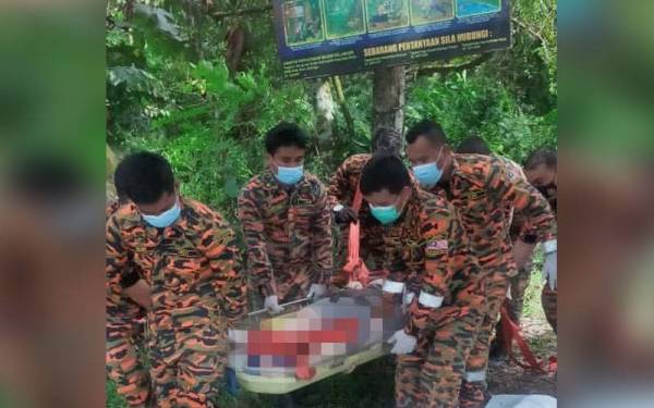 Mangsa berjaya dibawa keluar dari Bukit Wawasan pada jam 2.48 petang oleh anggota dari Balai Bomba Puchong. - Foto Bomba