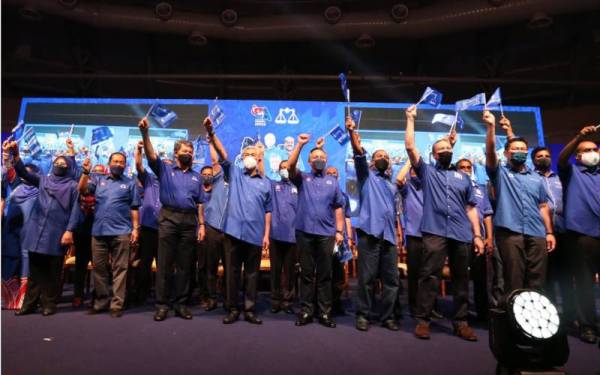 Ahmad Zahid (tengah) pada Majlis Pelancaran Jentera BN Wilayah Johor Barat di Stadium Tertutup Educity, pada malam Jumaat.