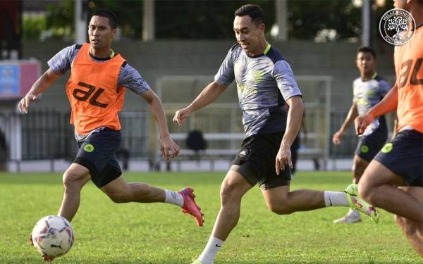 Norshahrul (tengah) giat menjalani sesi latihan bersama Melaka United baru-baru ini. - Foto Facebook MELAKA UNITED FC