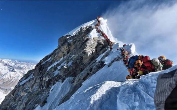 Gambar fail menunjukkan sejumlah pendaki menuju ke puncak Gunung Everest. - Foto AFP