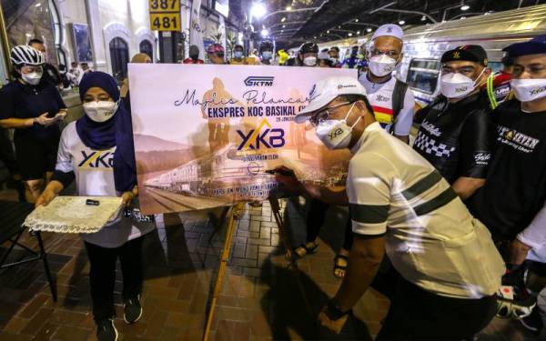 Mohd Rani Hisham (tiga dari kanan) ketika gimik pelancaran tren Expres Koc Basikal (XKB) di Stesen KTM Kuala Lumpur baru-baru ini. - Foto Bernama