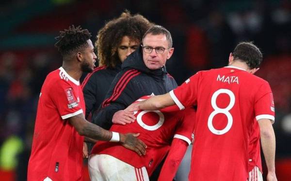 Rangnick menenangkan pemain United, setelah tewas 7-8 menerusi penentuan sepakan penalti kepada Middlesbrough di Old Trafford. - Foto Sky Sports