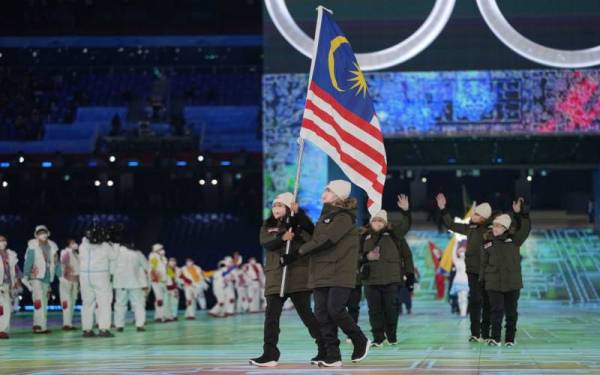 Jeffrey dan Aruwin membawa Jalur Gemilang ketika Majlis Perasmian Sukan OIimpik Musim Sejuk 2022 di Stadium Nasional, Beijing pada Jumaat.