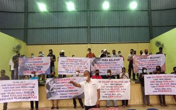 Pemilik bot laut dalam persendirian mengadakan bantahan secara aman di Dewan Kampung Peramu, pada Sabtu bagi merayu penangguhan pelaksanaan PLKS yang didakwa membebankan.