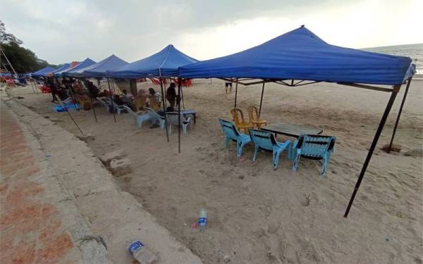 Khemah sewa yang dipasang di Pantai Teluk Kemang.