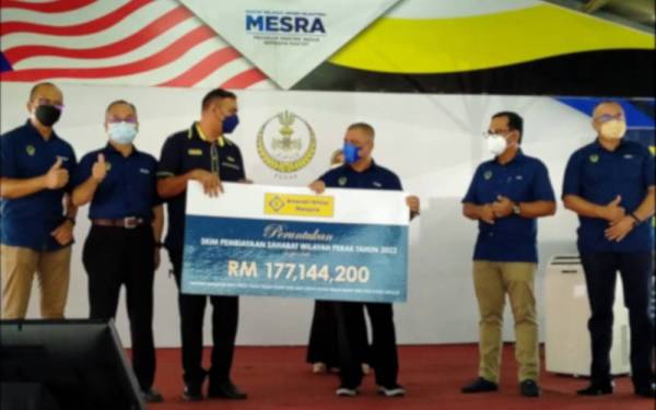 Saarani (tiga dari kanan) menerima replika cek peruntukan Skim Pembiayaan Sahabat Wilayah Perak Tahun 2022 pada Program Bersama Sahabat Amanah Ikhtiar Malaysia di Laman Seri Ridzuan pada Sabtu.