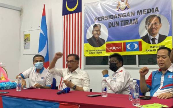 Anwar (dua dari kiri) ketika berucap dalam Majlis Pelancaran PRN Dewan Undangan Negeri (DUN) Tiram di Ulu Tiram, Johor Bahru pada Sabtu.