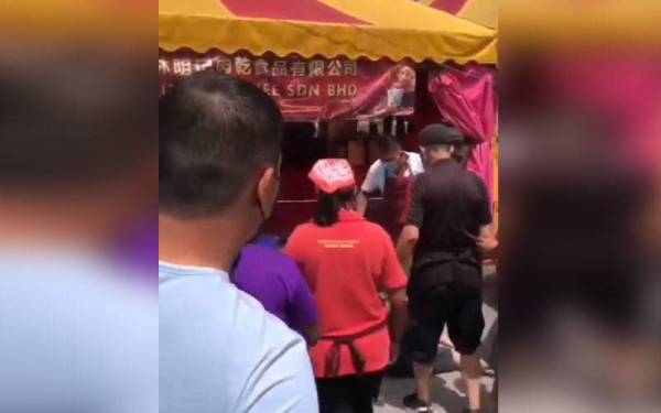 Video yang tular menunjukkan seorang lelaki dipercayai suspek dikerumuni orang ramai.