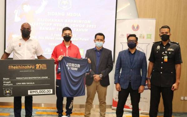 Mat Rasid (tengah) bersama Nor Syazlan (dua dari kanan) bergambar dengan barisan penaja Kejohanan Badminton Tertutup Johor 2022 iaitu Ketua Pegawai Eksekutif ShekhinahPR, Christopher Raj (kiri) dan Pengurus Syarikat Ruby Glamour Sdn Bhd, Lim Zhi Yang (dua dari kiri) dalam majlis sidang media di Iskandar Puteri pada Sabtu.