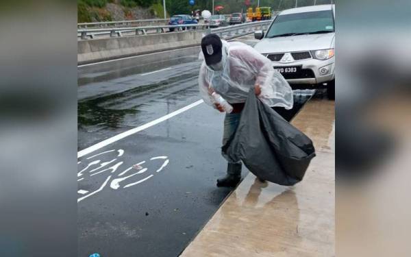 Petugas MBPP mengutip daun-daun kering dan sampah sarap yang menghalang laluan air keluar dari sistem perparitan dengan sempurna.