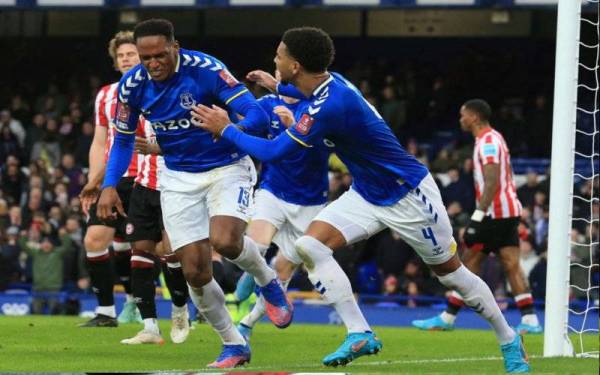 Yerry Mina (kiri) antara pencetak gol Everton ketika berdepan Brentford dalam aksi Piala FA di Goodison Park, Liverpool, FOTO: AFP