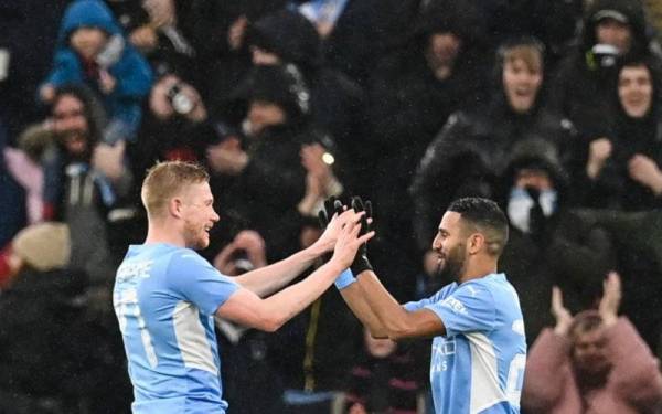 Mahrez (kanan) meraikan jaringannya bersama rakan sepasukan apabila berjaya membantu City menewaskan Fulham 4-1