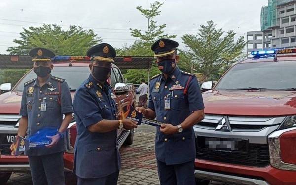 Yahaya menyerahkan kunci kenderaan utiliti kepada Balai Bomba dan Penyelamat yang terpilih sempena Majlis Perbarisan Tahunan di Ibu Pejabat JBPM Johor pada Ahad.