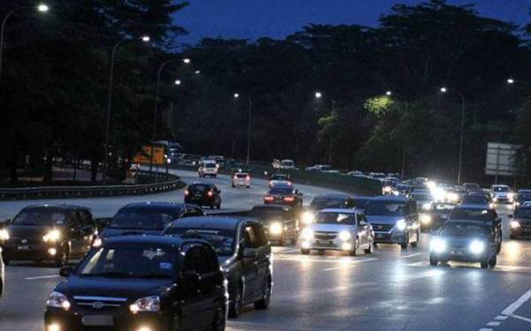 Aliran trafik menuju Lembah Klang mulai perlahan dan sesak menjelang petang ini susulan kepulangan orang ramai ke ibukota selepas cuti Tahun Baharu Cina. - Gambar hiasan