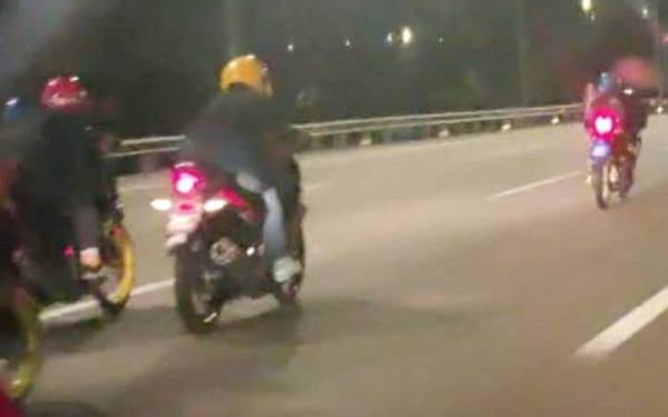 Seramai 13 penunggang motosikal ditahan kerana menunggang secara berbahaya di Lebuh Raya Kuala Lumpur-Seremban pada Ahad.