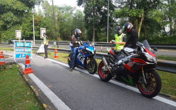 Antara penunggang motosikal yang diperiksa pihak JPJ Kuala Lumpur sepanjang operasi pada Tahun Baharu Cina.