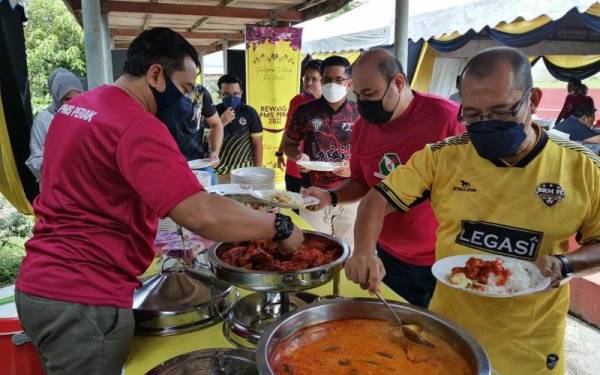 Ahmad Saidi (kiri) turut meraikan tetamu yang hadir ke program Rewang GPMS Perak di Institut GPMS Perak, di sini pada Ahad.