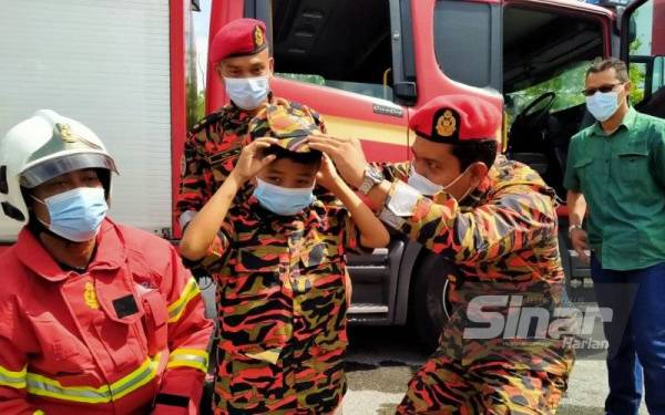 Muhammad Haziq diberi peluang merasai pengalaman memadam api dan menaiki jentera di Balai Bomba dan Penyelamat Amanjaya, Sungai Petani pada Ahad.