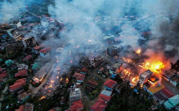 Penduduk mendakwa junta Myanmar membakar rumah mereka sebagai usaha mengekang penentangan pemerintahan baharu.- AFP