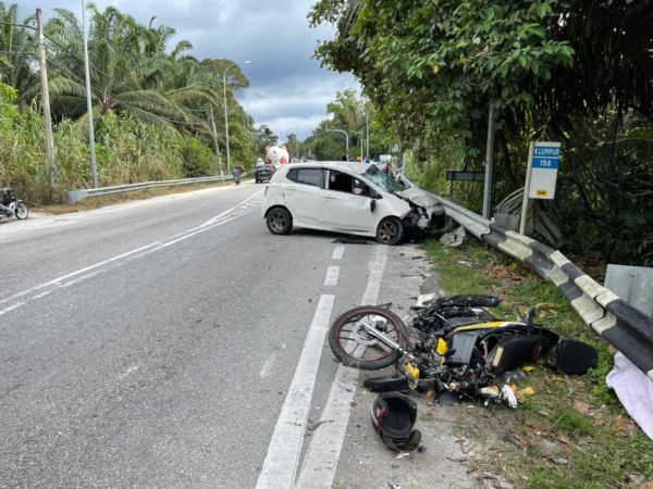 Kemalangan membabitkan dua kenderaan di Chenderiang menyebabkan penunggang motosikal terkorban manakala anaknya mengalami kecederaan patah tulang kaki kanan.- Foto ihsan PDRM