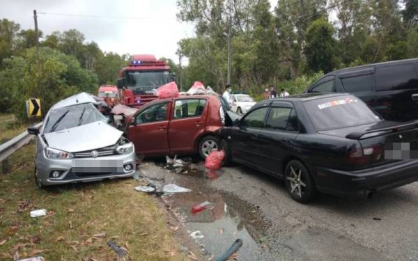 Dua maut dan satu cedera dalam nahas di Jalan Pekan-Rompin pada Ahad tengah hari.