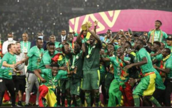 Pemain Senegal meraikan kejayaan menjuarai Piala Negara-Negara Afrika selepas menewaskan Mesir dalam perlawanan akhir.