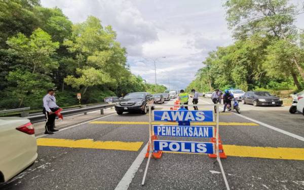 Polis melakukan sekatan jalan raya ketika Op Selamat di Plaza Tol Mambau, baru-baru ini.