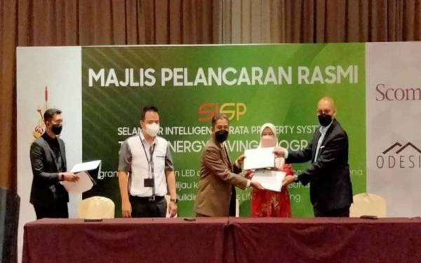 Rodziah (dua, kanan) pada Majlis Pelancaran Program Bangunan Hijau Ke Arah Kesejahteraan Bandar dan Majlis Menandatangani MoU bersama Odesi ECOB.