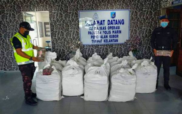 PPM Wilayah Tiga Pengkalan Kubor menunjukkan kain batik bernilai RM70,400 yang berjaya dirampas di hadapan sebuah rumah jalan Pengkalan Chepa, Kota Bharu pada Sabtu.