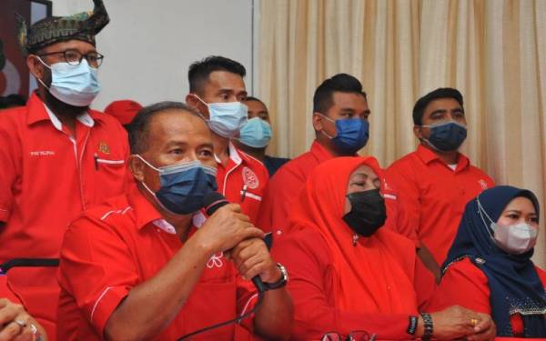 Musa (kiri, depan) dalam sidang akhbar di rumah Bersatu Tanjung Piai, pada Isnin.