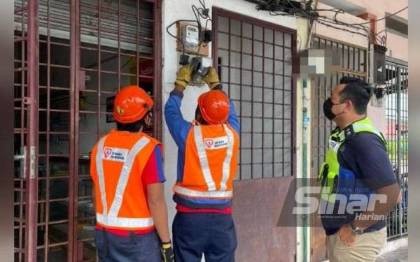 Dua premis di Gopeng dikenakan tindakan pemotongan elektrik dalam operasi dijalankan Bahagian Siasatan Jenayah IPD Kampar bersama TNB pada Isnin.