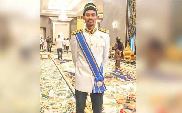 Abdul Latif ketika menerima pingat Panglima Mahkota Wilayah (PMW) yang membawa gelaran Datuk. - Foto Majlis Sukan Negara